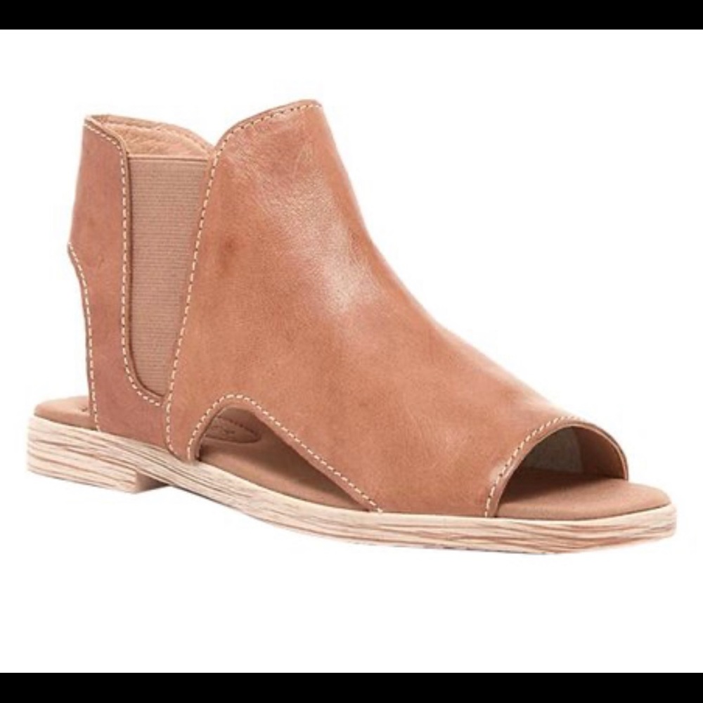 Kelsi Dagger Pebble Cutout Hart Leather Sandal